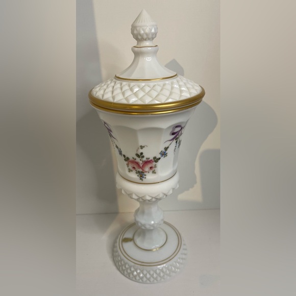 Pristine Vintage Westmoreland Milk Glass Wedding Vase with Gold Trim - Picture 14 of 16